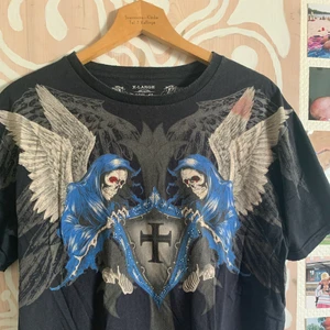 T-shirt - Skitcool oversized t-shirt med tryck på både fram o baksida. Tyvärr har den en röd vi fläck på ena vingen, men när man har på sig den syns det knappt. Utöver det i bra skick. Skriv för fler bilder:) 