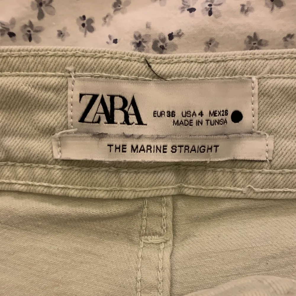Ett par mintgröna jeans från Zara som jag använt fåtal gånger och är lite för korta för mig och därav säljer⭐️⭐️. Jeans & Byxor.