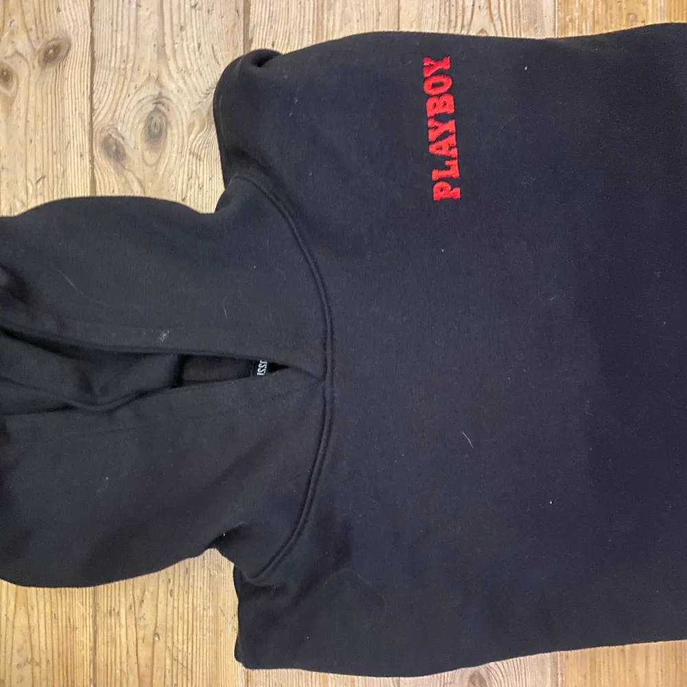 Säljer min Playboy hoodie pga att den inte kommer till användning. Använd ca 3 gånger. ❤️ Priset är inklusive frakt ❤️ nypris 600kr. Tröjor & Koftor.