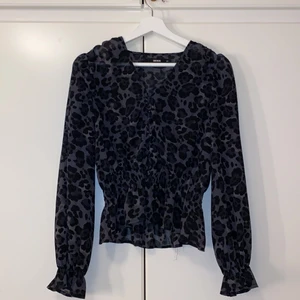 Leopard skjorta  - Svart leopard skjorta köpt från bikbok