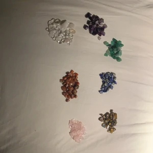 Kristaller - Säljer ett kristall pack! Rosen kvarts=43st, Grön aventurin=30st, Tigeröga=30st, Lapis Lazuli=37st, Karneol=45st, Ametist=23st och Bergskristall=43st💕 totalt kristaller=251! Diskuterar frakten med köparen💕 Orginal pris= 600kr och säljer för 450 