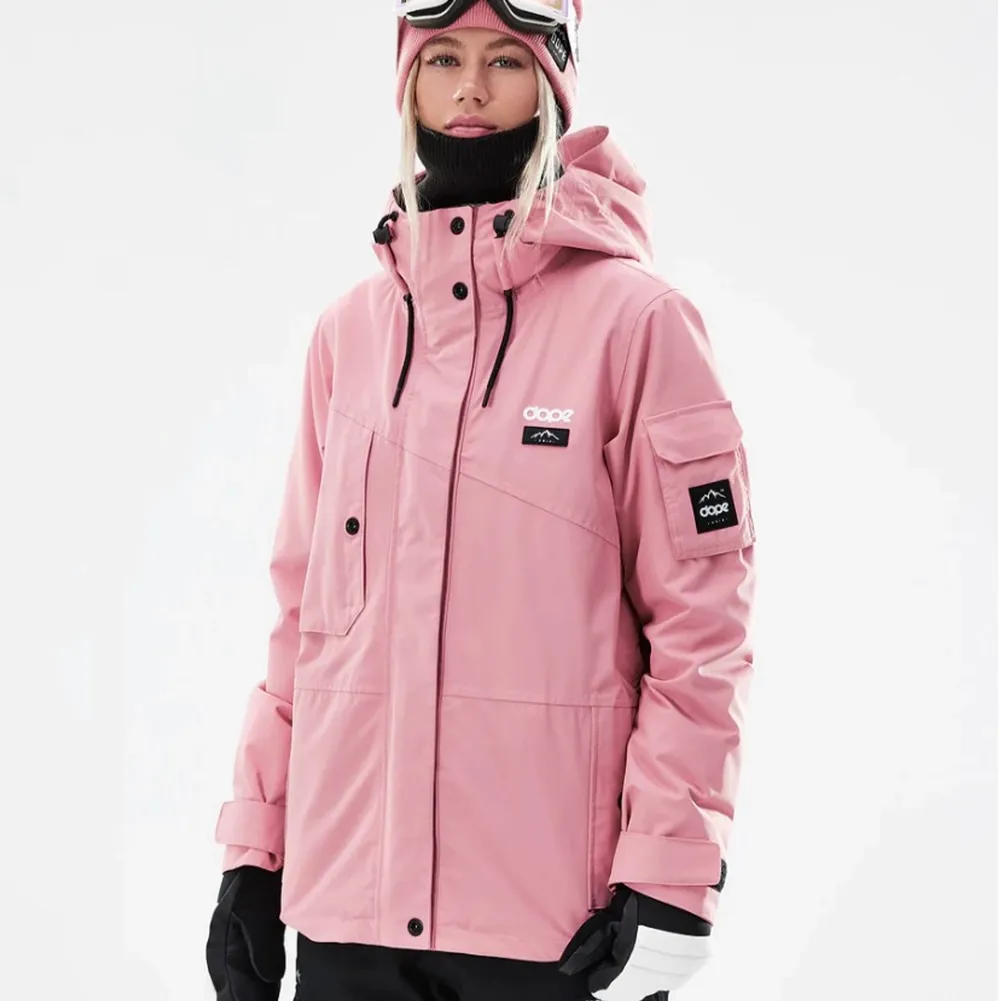 Säljer denna jättefina dope jacka!! Det är i en jättefin rosa färg, den är slutsåld på hemsidan! Endast använd fåtal gånger!💖hör av er vid frågor eller intresse!❄️ ‼️KOMMER ENDAST SÄLJA VID BRA BUD‼️. Jackor.