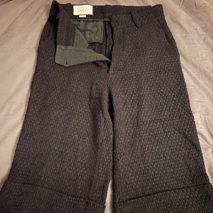 Gucci byxor stl 38 - Svarta byxor som slutar under knäet. Köpta på Gucci i Köpenhamn 