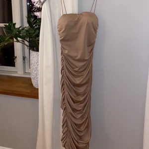 Klänning - Väldigt fin klänning som formar ens kropp sjukt fint. Färgen kommer ej fram på bild men i verkligheten är den puderrosa-gammelrosa. Använd en gång på en skolavslutning. Nypris runt 800kr