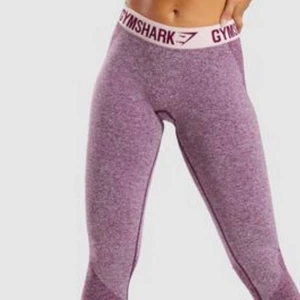 Gymshark flex leggings - Gymshark flex leggings i lila, storlek s. Lite slitna i sömnen (se sista bilden) men inget man ser när de är på. Kan skicka fler bilder om önskas!