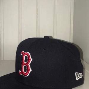 Mörkblå New era, Boston Red Sox keps. Modell 59Fifty i storlek 7 1/4 som motsvarar 57,7cm. Köpt för 399kr och använd max 10 gånger💘