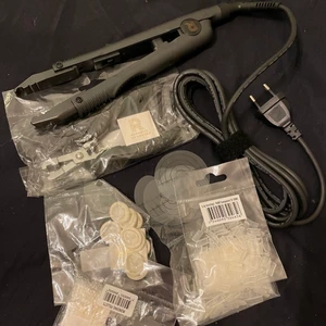 Nail hair tillbehör - Värmetång för insättning av Nail hair, oanvänd squeezer. Tillkommer även U-tip bondings, bonding pellets, plastskydd och fingerskydd. Säljes pga att det aldrig kommit till användning.