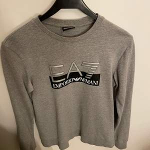 Sweatshirt från Emporio Armani EA7                                    Storlek: S (Stor storlek, passar M)                                         Cond: 9/10 använd fåtal gånger inga märken eller fläckar QR Scan finns                                                                        Köpt för ca 800kr