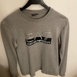 EA7 Sweatshirt  - Sweatshirt från Emporio Armani EA7                                    Storlek: S (Stor storlek, passar M)                                         Cond: 9/10 använd fåtal gånger inga märken eller fläckar QR Scan finns                                                                        Köpt för ca 800kr