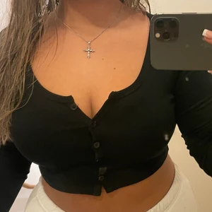 Svart tröja - Svart tröja köpt på bikbok i storlek S. Använd max 2 gånger och är i nytt skick.  Går att användas som både kofta och tröja