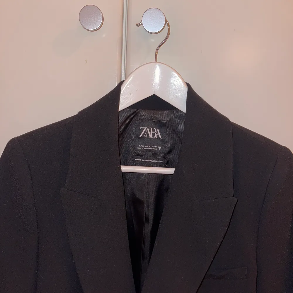 Svart Blazer/ kavaj (oversized) från Zara. Använt några få gånger. Jackor.