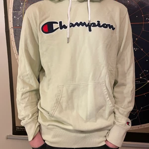 Champion hoodie  - Champion hoodie i ljusgrön färg. Väldigt bra skick utan fläckar eller liknande. Storlek M. Kom pm för fler bilder. Meetup Stockholm annars frakt!