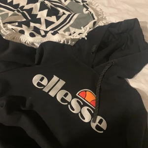 Ellesse Hoodie - Fin Ellesse hoodie som inte längre används! Superbra skick och bra material😊 Pris 220 kr plus 59 kr frakt 💖 Skriv för mer info, bilder osv!