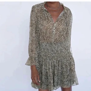 Zara klänning - Zara klänning i bra kvalite, knappt använd. Snygg och passar till det mesta. Skriv om ni är intresserde.