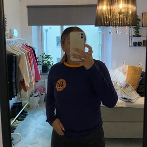 Lee tröja  - Cool tröja från Lee som är använd max 3 gånger, sitter som en S💞