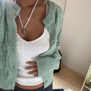 Stickad kofta zara - Supersöt och slutsåld kofta från zara i storlek m men som jag skulle säga passar allt ifrån xs-m och eventuellt även l ifall man vill ha en tajtare passform. I nästintill oanvänt skick. Jätteskön i materialet och passar perfekt nu till våren. Bilden är lånad så hör av dig för fler bilder.