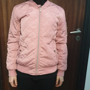 Jackor storlek 164 och 170 - Jackor I nytt skick. Sällan använda. Rosa utan luva är I storlek 164 och den med luvan är i storlek 170.