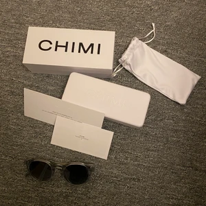 CHIMI  - Chimi solglasögon    Oanvända (endast testade inomhus) nypris 1100kr tar emot trades och bud   (Allt og följer med)  