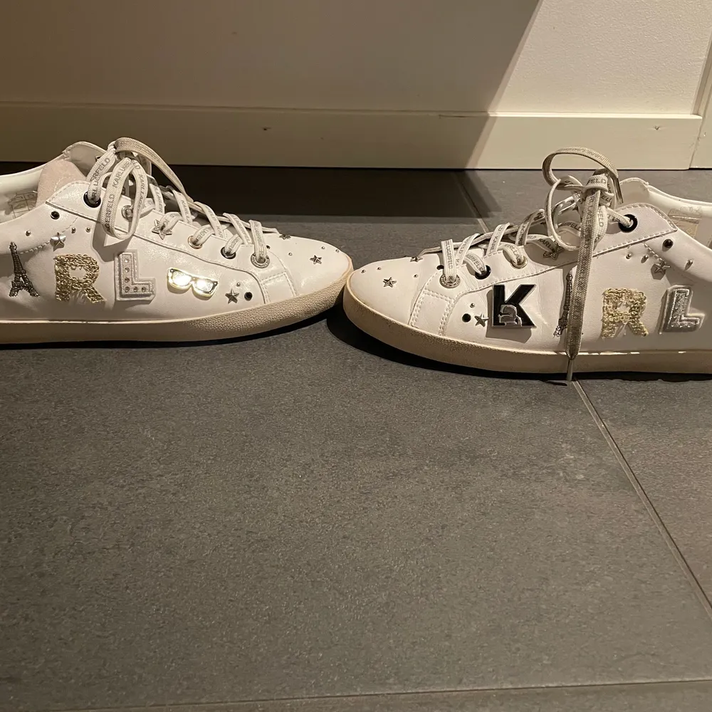 Ett par helt nya karlagerfeld skor som bara använts två gånger. Säljer för att dom inte kommer till användning. Köptes för 2300 men säljer för 1000 kr. Helt nytt skick💞🥰. Skor.