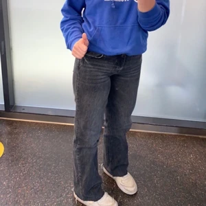 Zara jeans - Ett par mid rise zara jeans. Köpte dom för 400kr i affär. Sitter bra på mig som brukar ha 38 i zara jeans, jag är 170cm o då är dom bra längd för mig💕(Frakt tillkommer)