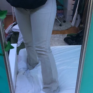 Boomerang stockholm Beiga byxor - knappt använda bommerang stockholm byxor, ljusbeiga med em ton av ljusgrönt i sig, utsvängda längst ner. Mjukt material. Passar bra om man är 165-175, vet ej storlek men skulle gissa på S! ❤️‍🩹❤️‍🩹❤️‍🩹 