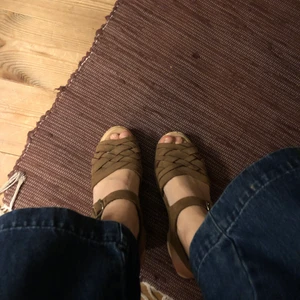 Träskor - Bruna läder träskor med klack, använda. Sjyssta till en snygg sommarklänning eller utsvänga jeans.