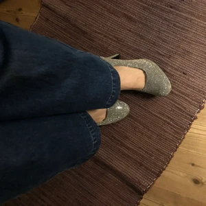 Glittriga klackar  - Älskar dessa, men är urdålig på att gå i klackar… glittriga festskor eller när man nu vill va extra piffig. Storelek 39, men lite stora i storlek.
