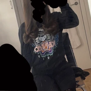Kenzo - En äkta Kenzo tröja som skulle kunna passa Xs, s eller m. Priset kan diskuteras. Nypris kan vara på 2000kr (ej säker) men säljer för 300kr 😁