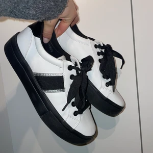 Snygga sneakers  - Säljer dessa snygga skor från attitude eftersom de ej kommer till användning. Bra skick med silvriga detaljer och svarta sulor. Storlek 39. Köparen står för frakt!