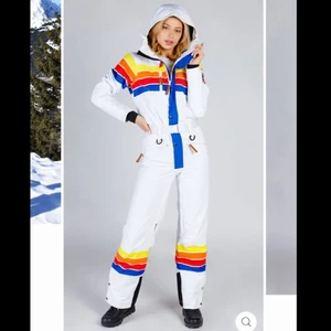 OOCS OVERALL, Ricky Bobby Ski Suit - Perfekt till skoter, skidåkning och snowboard mm, bra kvalité. Säljer då den var något för liten för mig. Frakt tillkommer, annars kan jag mötas upp i Stockholm  Material: polyester (recycled plastic bottles) Maskintvätt: 30 grader Nypris: 2975 (finns på zalando)  Märke: OOSC Storlek: M  Info: Andningsvänlig, vatten och vindtät. Flera fickor, fodrad stägning, skärp.