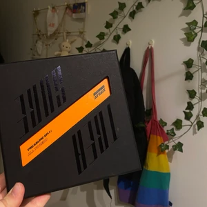 Ateez album - Ateez treasure ep.1, photocards included (they are on my page). The photos (page3) is damaged so I won’t include them if you don’t want them. I’m selling it as I lost interest in Ateez unfortunately :/