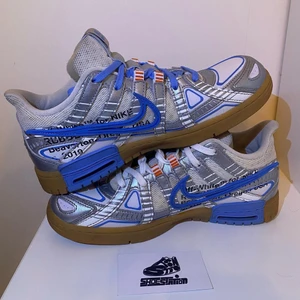NIKE X OFF WHITE RUBBER DUNK🔵⚪️ - Hej! Säljer ett par Rubber Dunks som är i jättebra skick. Nypris ligger på ca 4000kr men jag säljer de för 2799kr i storlek 43EU Kvitto finns, två olika skosnören följer med och etiketten ingår även.