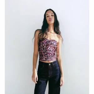 Zara kort topp med paljetter - Säljer min helt nya slutsålda zara topp med alla lappar kvar i storlek S, då den tyvärr var en aning stor för mig.❤️