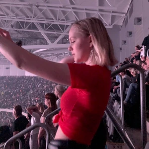 Röd tshirt  - Cool genomskinlig tröd T-shirt från carlings. Snyggt med en fin bh/bralett under. 😍 Säljer pga kommer inte till så mycket användning. Väldigt bra skick👌🏼💕 