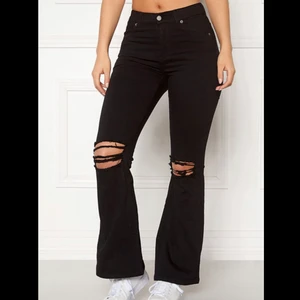 Bootcut jeans - Flared/bootcut jeans köpta från Dr denim! Storlek M/32 och det är stretchigt material dock så är dem små i storlekarna. Passar mig som är 169 cm lång och har storlek S/M jeans❤️ Pris kan diskuteras!!!! De är använda men ser inte alls slitna ut och inget fel me dem!!
