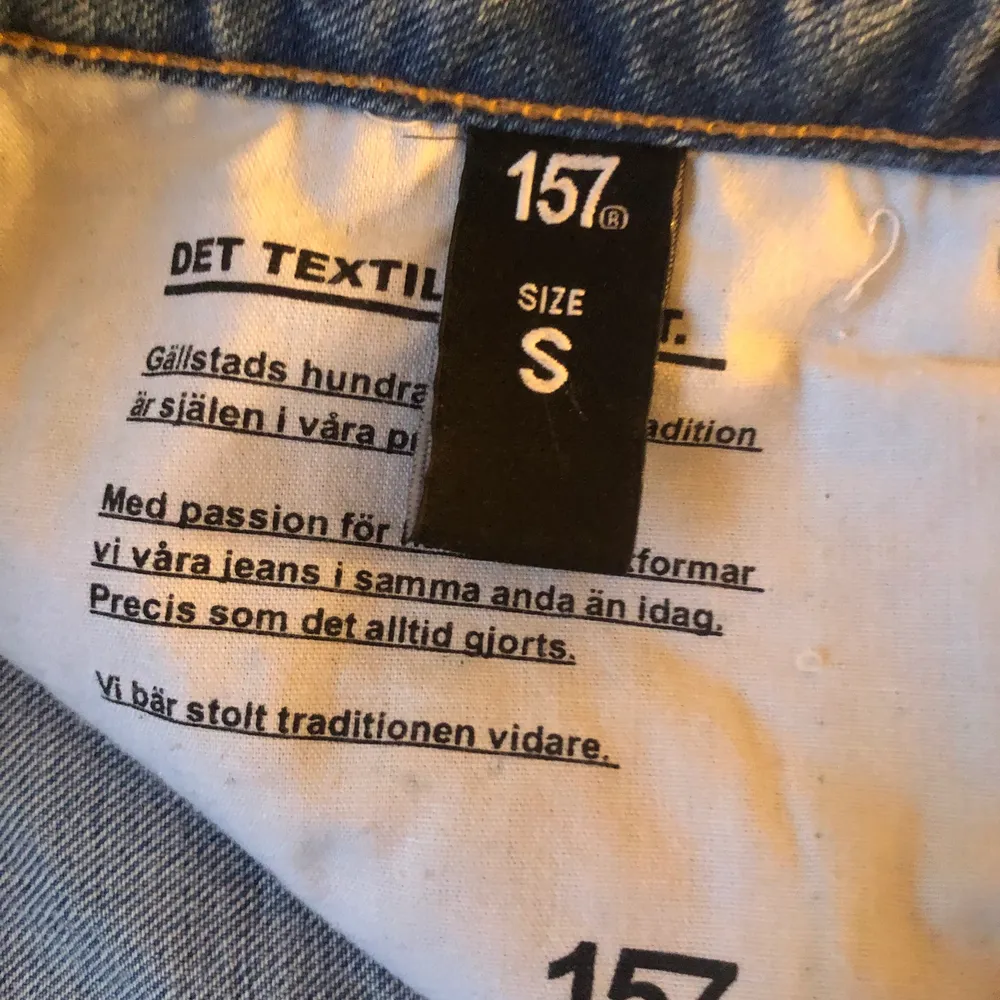 Jeans från lager 157 i modellen boyfriend. Ganska rak modell med hål på knäna. Strl s. Lite ljusar i verkligheten.. Jeans & Byxor.