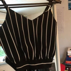 Randig topp - Fin knytning i ryggen 💕 Aldrig använd.