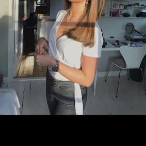 Vit topp - Säljer denna jättefina toppen då den tyvärr inte kommer tillanvändning. Superfin och enkel, går att välja själv hur kort och urringad den ska vara genom att dra i bandet. Storlek S men jag som vanligtvis är en medium kan ha den. Köpte på Monki för 250. Skriv gärna för fler bilder (är tyvärr inte särskilt bra på att ta bilder hehe)❤️‍🩹