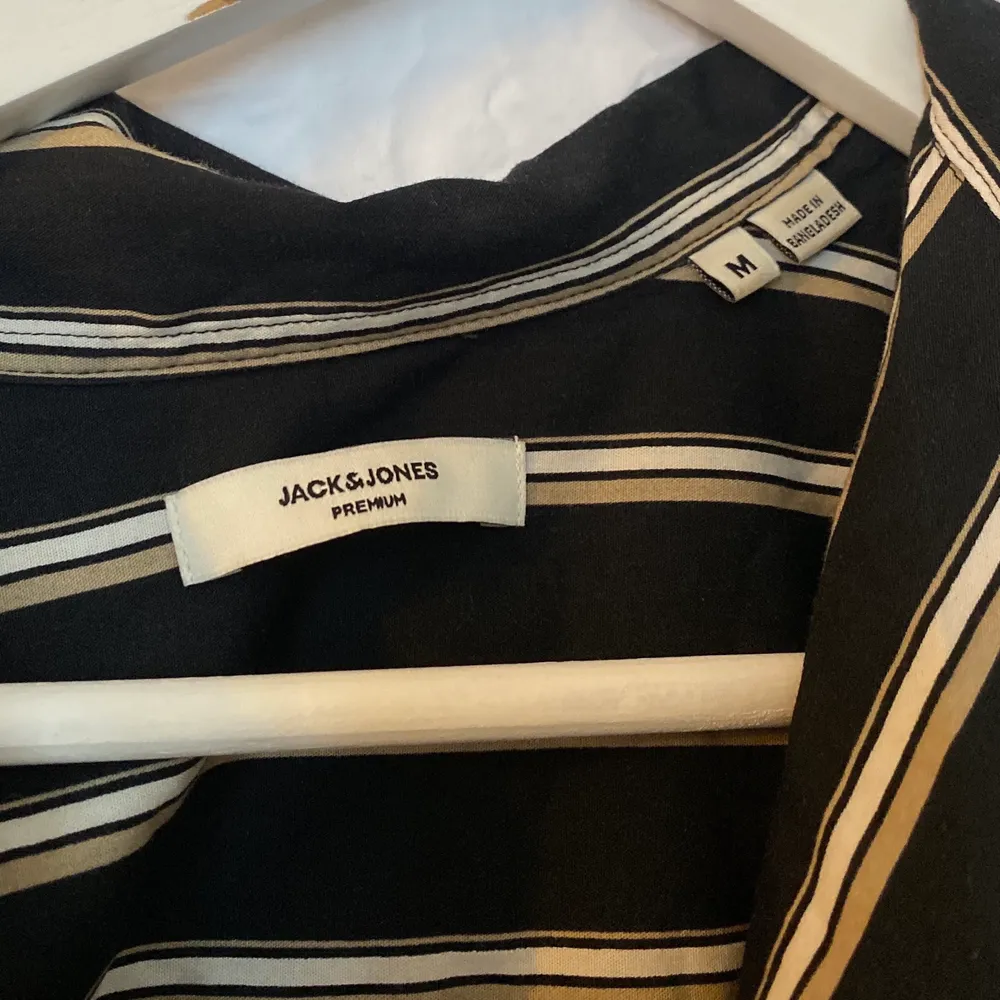 Randig kortärmad skjorta från Jack&Jones i stl. M, nästan aldrig använd! Frakt tillkommer🖤. Skjortor.