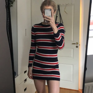 Klänning  - En kortklänning från H&M. Sitter tight och tyget är jättebekvämt. Möts upp i Malmö eller så står köparen för frakt:)