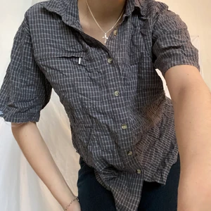 Skjorta - Kortärmad skjorta från the north face, köpt second hand och måttligt använd men i bra skick! Är i storlek M, frakt tillkommer🖤