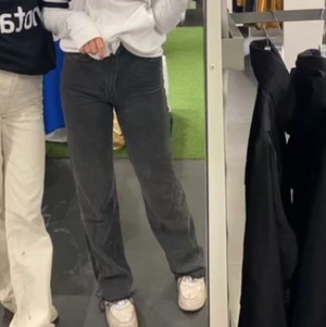 Zara jeans  - Jättefina jeans från zara som inte kommer till användning hos mig 💕 fint skick. Passar mig fint i längden och jag är 171 