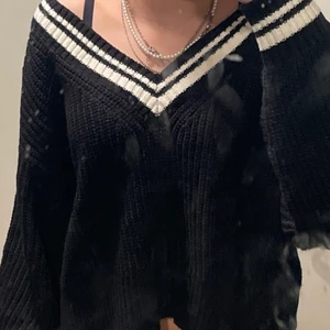 Stickad tröja - Jättefin oanvänd stickad tröja från hm, fick den i present men har inte använt då jag vet hur jag ska styla den. Den är V-ringad och kort, Priset kan diskuteras!! Och jag kan även sänka priset lite :) 