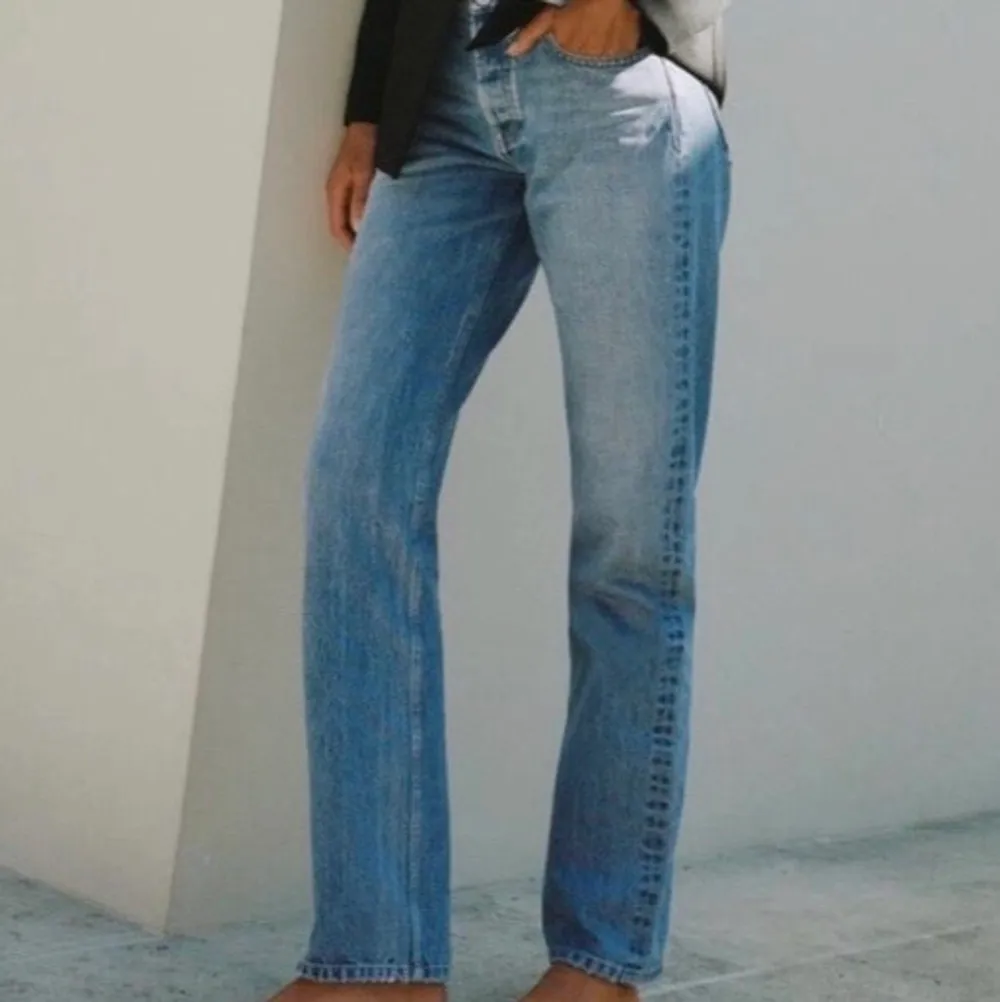 Säljer dessa populära midwaist jeans från zara då de är för små 🥰 skriv för fler bilder :) . Jeans & Byxor.
