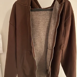 Christy hoodie - Säljer denna fina bruna koftan från Brandy Melville! Färgen är en mörkare brun och den är lite tjockare och tyngre i kvalitén. Säljer pga att det blev fel med storleken, detta är alltså i regular size och inte den oversized modellen.