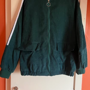 Ziphoodie manchetser - Köpt från SHEIN super snygg men aldrig kommit till användning.. lite grönare i verkligheten svår att få rättvis på bild. Men urläcker 