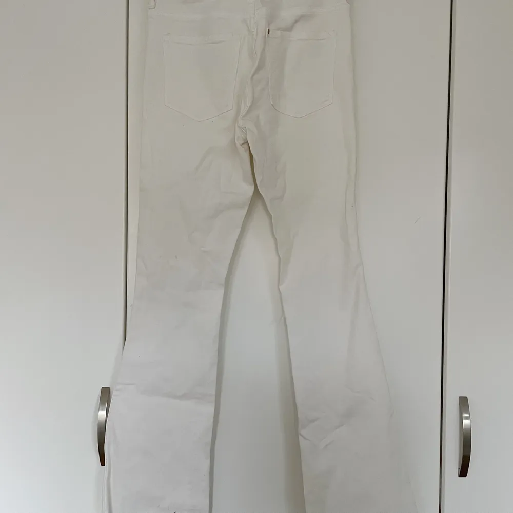 Vita jeans med hål, storlek S. Jeans & Byxor.
