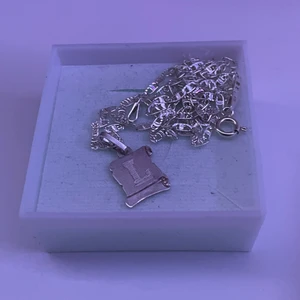 Halsband - Ett halsband med ”L”  i äkta silver. Fick det i julklapp men smycken är inte min grej så nu säljer jag iväg de istället. Man kan ta bort ”L” och bara ha själva kedjan om de önskas. Då jag är osäker på priser så går de att disskuteras! Frakt tillkommer ⚡️🚚