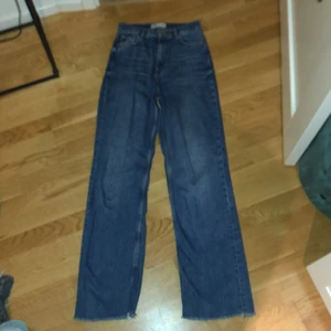 Zara Jeans  - Populära raka och långa Zara jenas i mörk tvätt. Passar på mig som är 174cm lång och även längre. Använda men fortfrande i bra skick. Köpta för ca 400kr Köparen står för leveransen och betalning sker via swish!💕