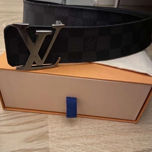 louis vuitton bälte - Reversible bälte (går att vända ut och in) 